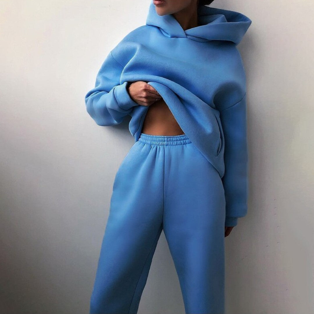 Front view with hood, long sleeves and banded pant waist, niebieski