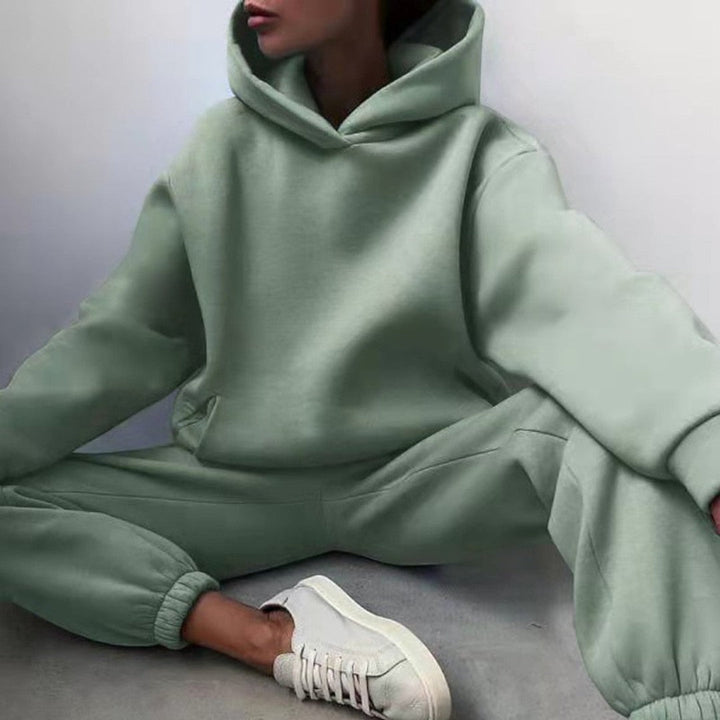 Side view with hood, long sleeves and banded pant cuffs, jasnozielony