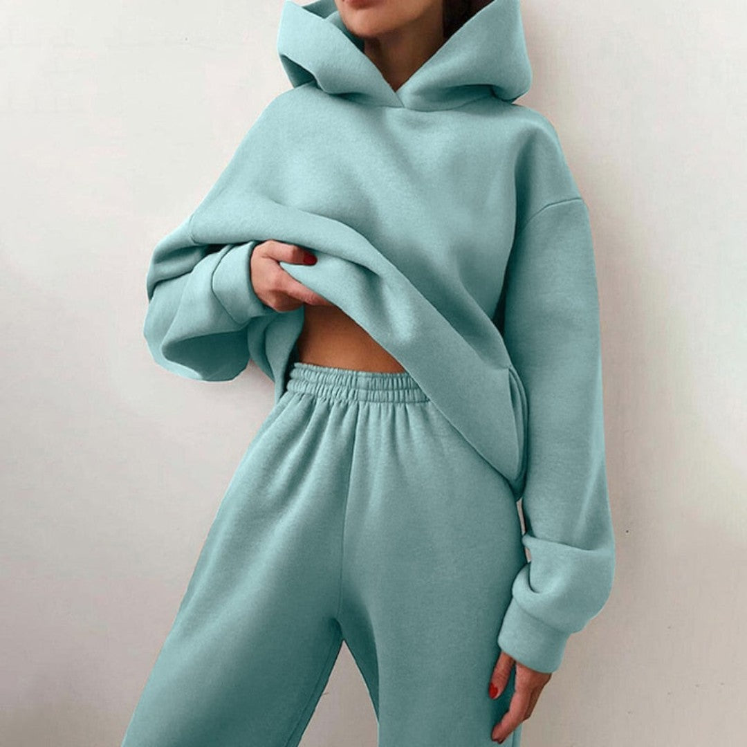 Side view with hood, long sleeves and banded pant waist, jasnoniebieski