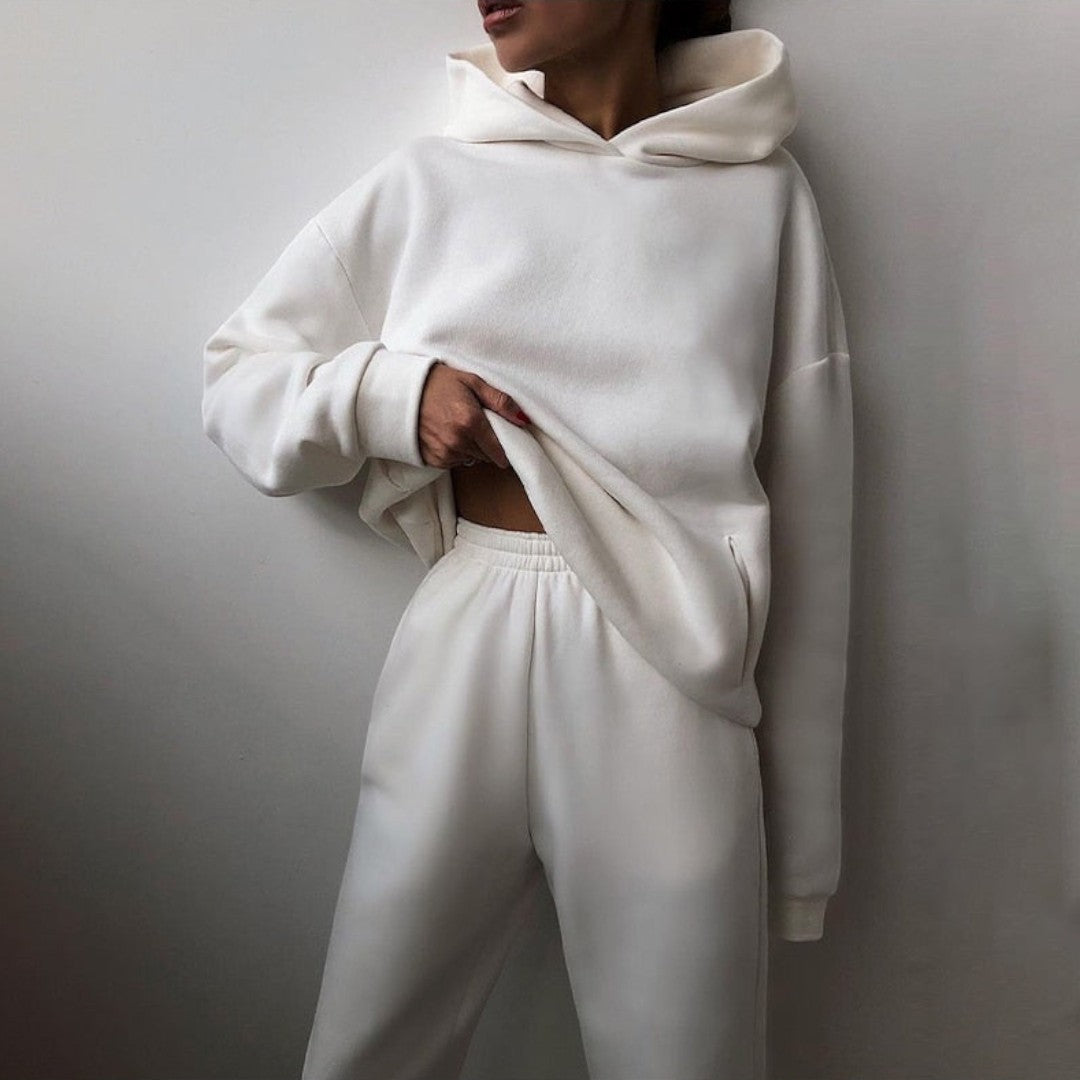 Side view with hood, long sleeves, side pocket and banded pant waist, biały