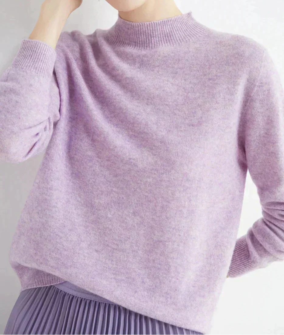 Front view of mock neckline and ribbed cuffs, helllila