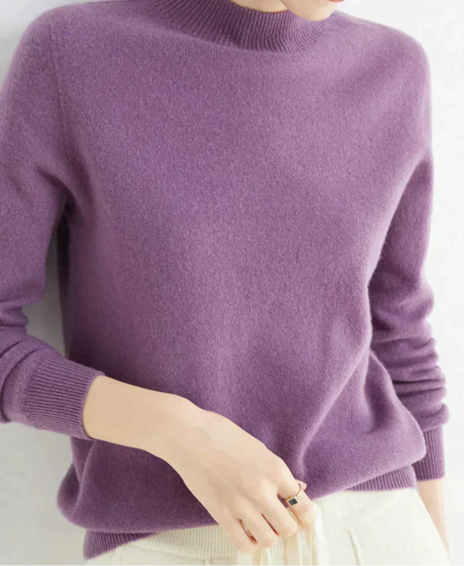 Front view of mock neckline and ribbed cuffs, dunkellila