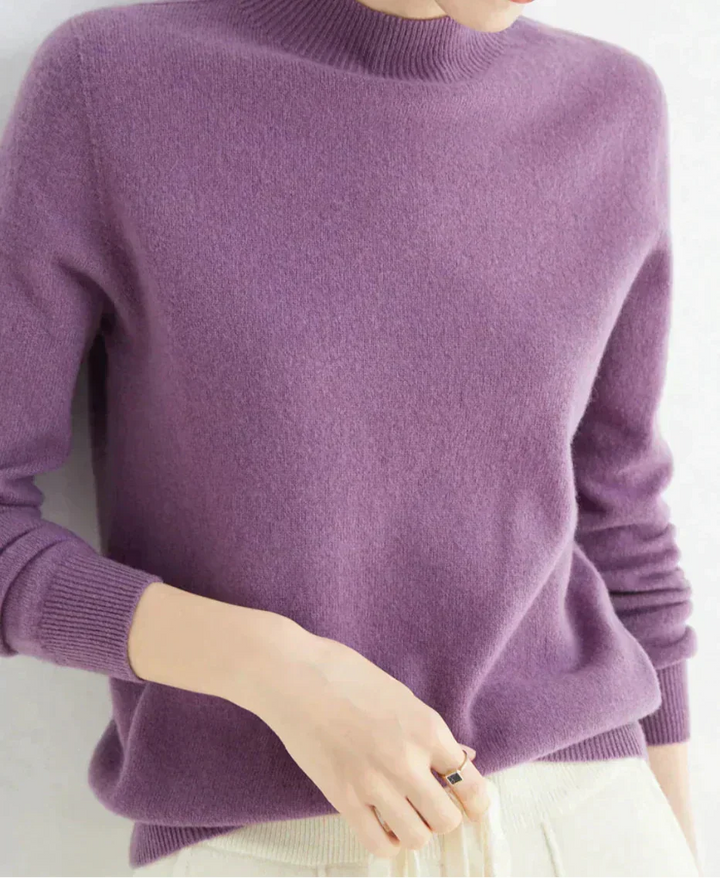 Front view of mock neckline and ribbed cuffs, dunkellila