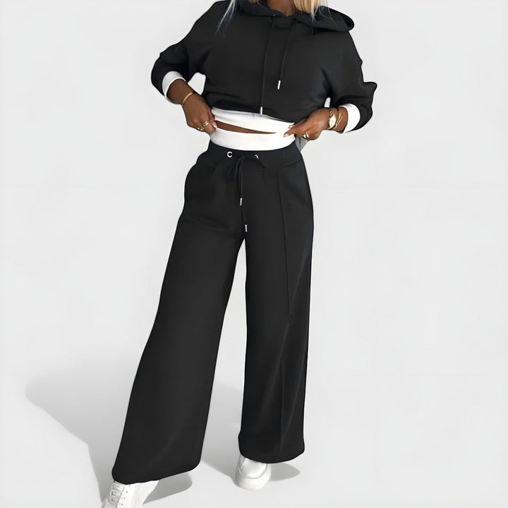 Front view of hooded top with drawstring, banded waist and wide leg pants, czarny