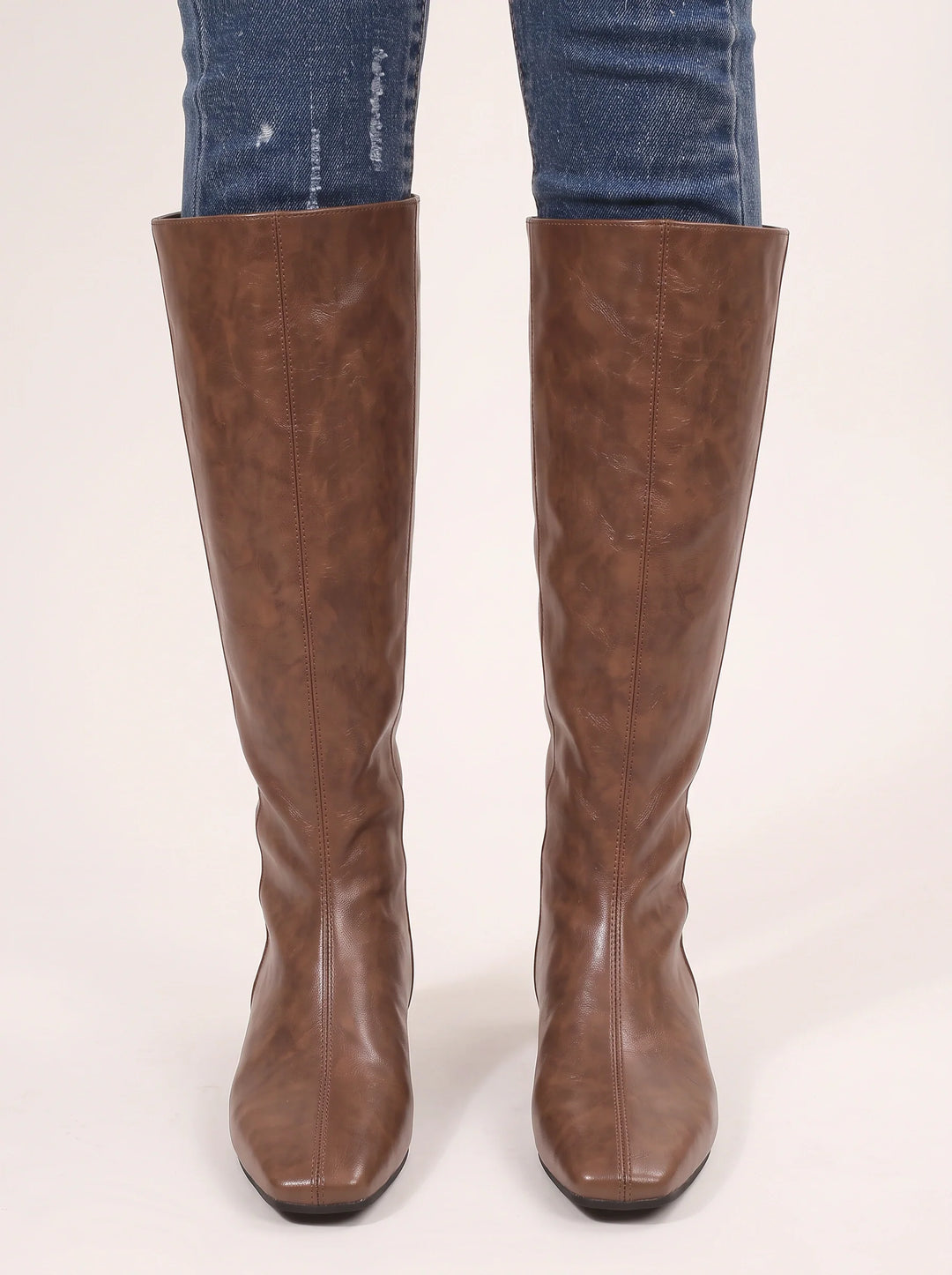 Front view of the upper and side seam detailing
