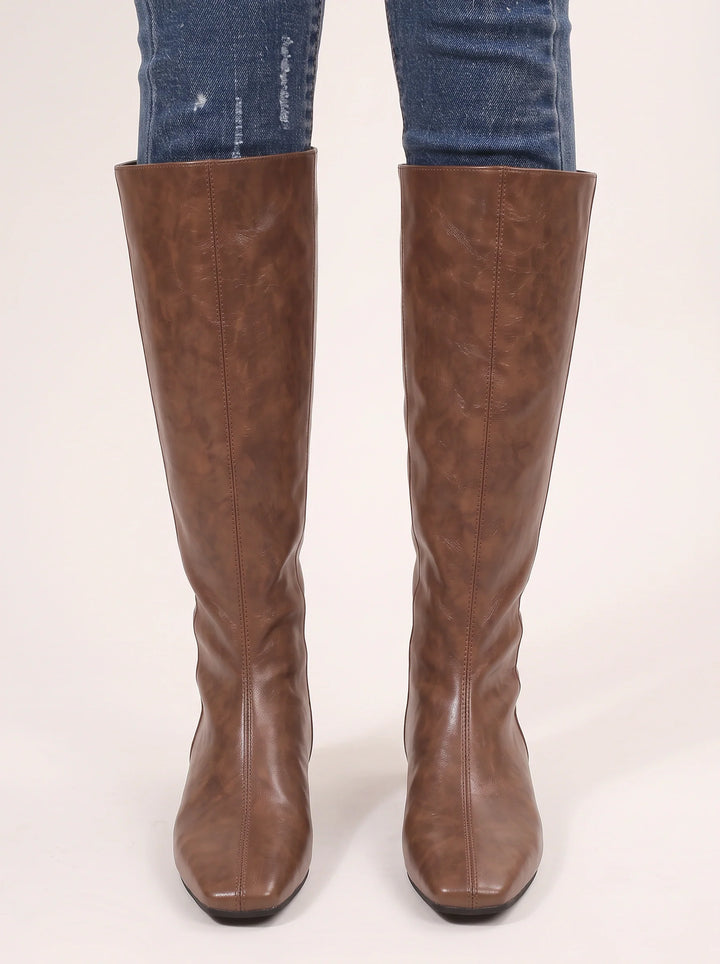 Front view of the upper and side seam detailing
