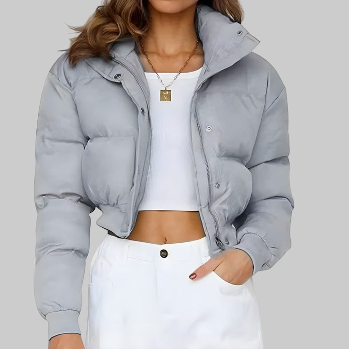 Front view showing stand collar, zipper front and side pockets, szary
