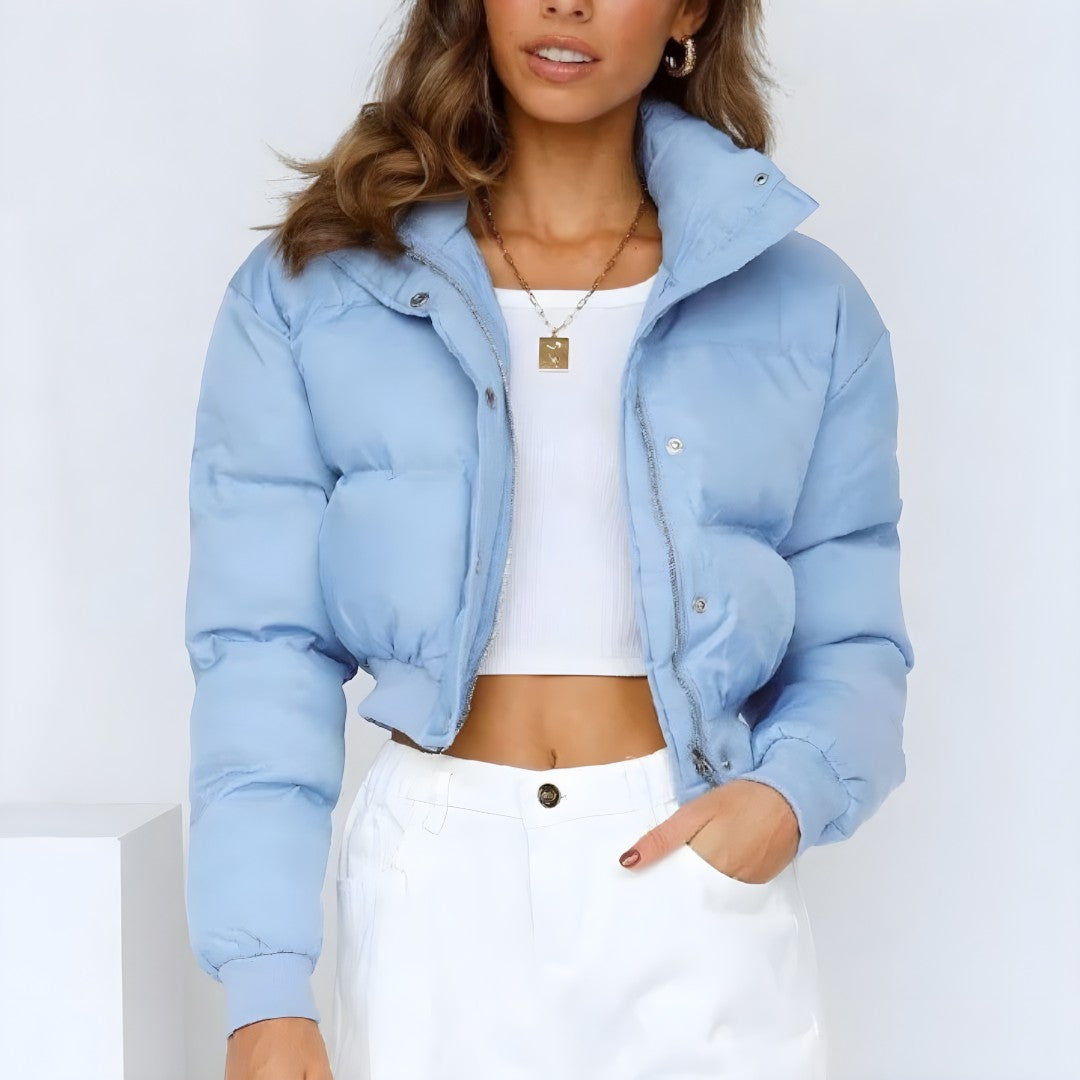 Front view showing stand collar, zipper front and cropped hem, niebieski